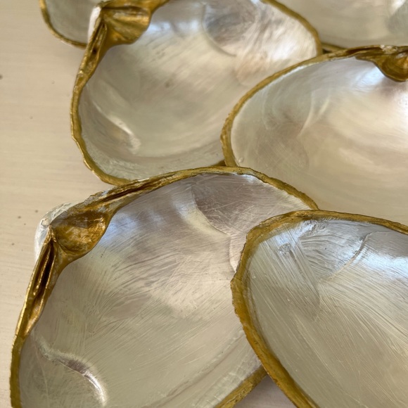 🌻6-Gorgeous pearl painted and gold trimmed shells - Picture 9 of 14